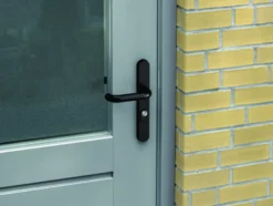 AXA veiligheidsbeslag Oval achterdeur zwart smal schild met SKG 3-sterren 92 mm Hot